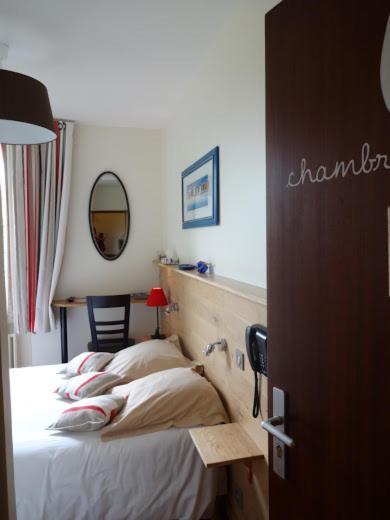 Hotel Logis Beausejour Erquy Room photo