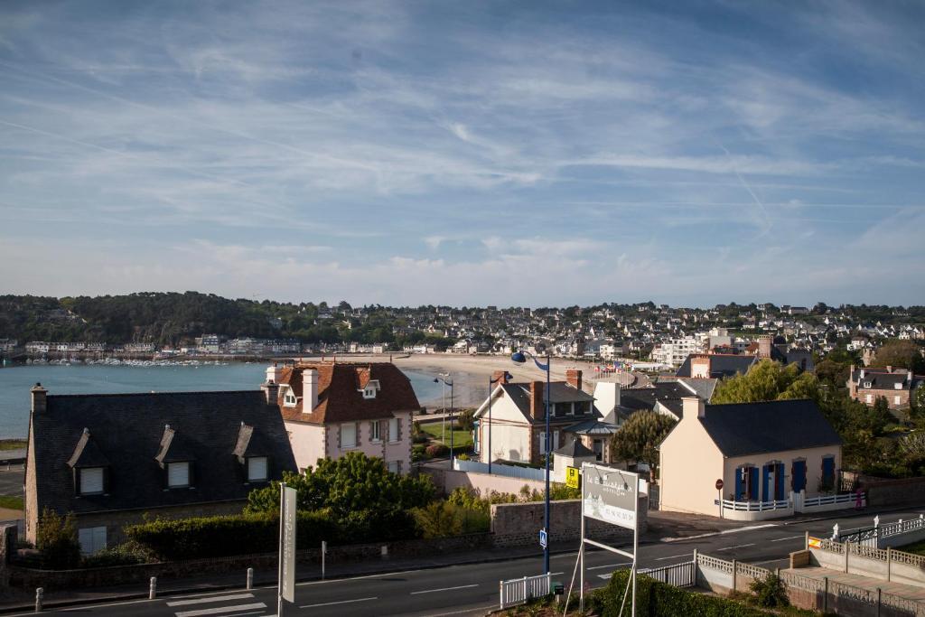 Hotel Logis Beausejour Erquy Exterior photo